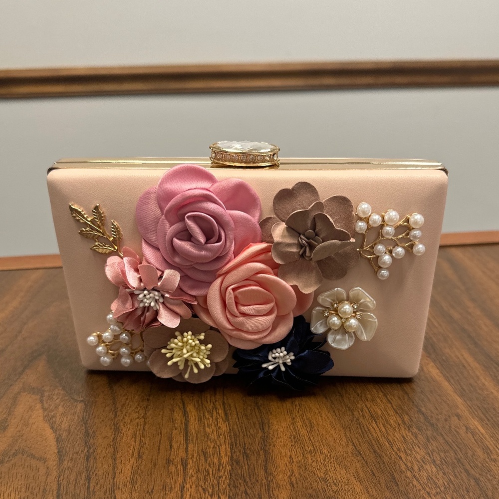 NWT - Milisente Floral Clutch